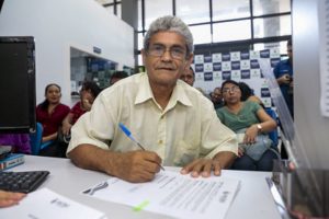 prosamin-governo-do-amazonas-reassenta-mais-42-familias-das-comunidades-da-sharp-e-manaus-2000-4_beneficiado-manoel-mota_foto-antonio-lima-secom-4