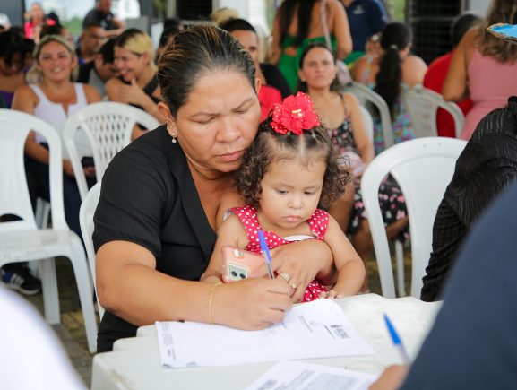Governo do Amazonas realiza pagamento a 105 beneficiários do Prosamin+ com solução de moradia