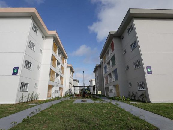 “Representa uma mudança de vida”, diz ex-moradora da Sharp ao receber apartamento no Residencial Maués