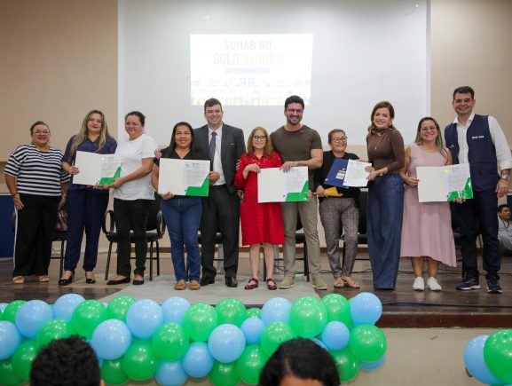 Governo do Amazonas entrega 300 títulos definitivos do Conjunto Viver Melhor 1