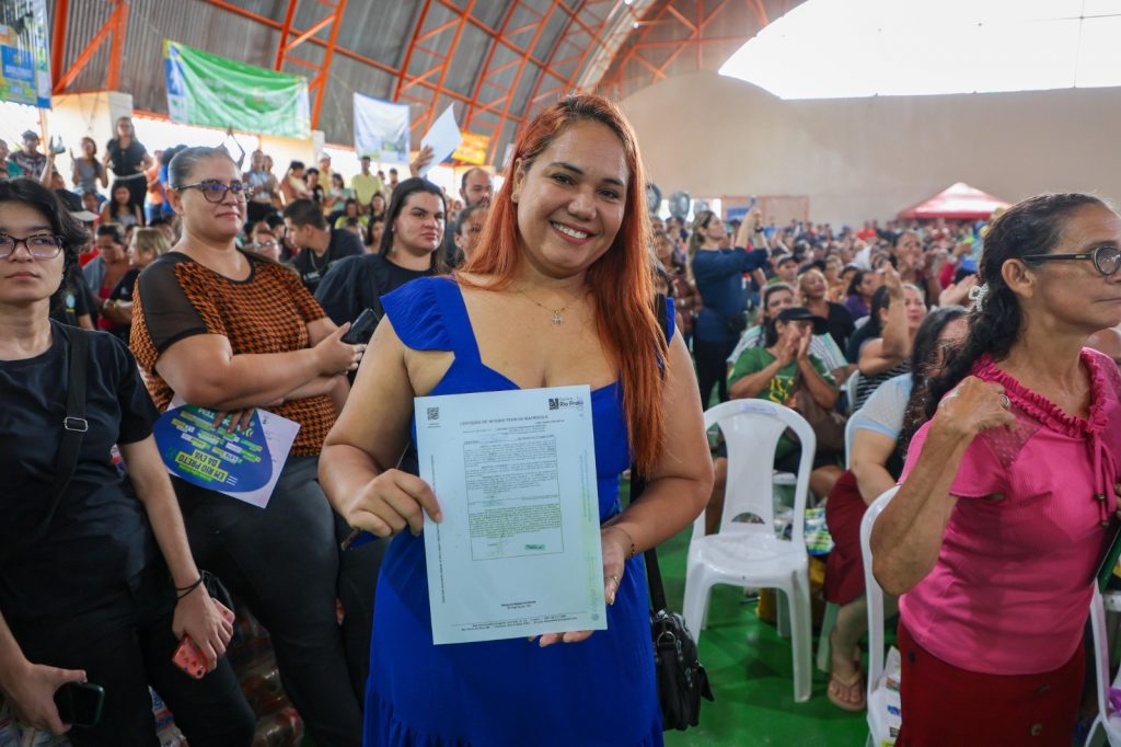 Shaina Torres exibe titulo definitivo