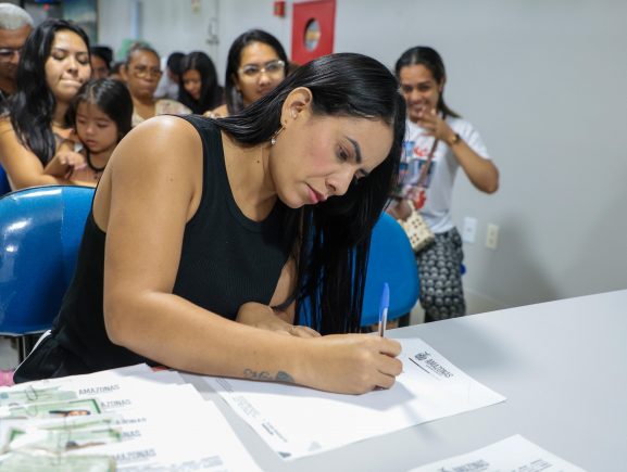 Governo do Amazonas realiza pagamento de soluções de moradia para 118 beneficiários do Pr…