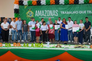 Governo do Amazonas entrega títulos definitivos aos moradores de conjunto habitacional em…
