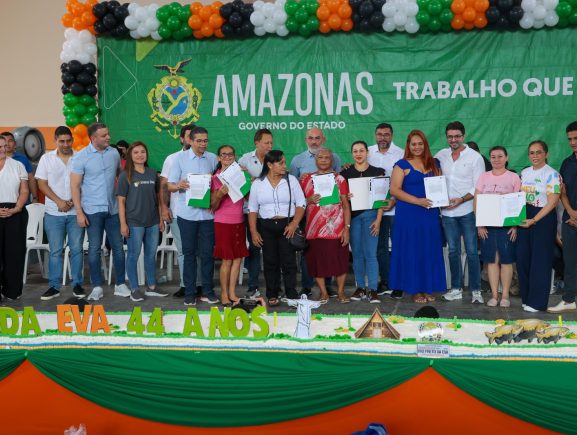 Governo do Amazonas entrega títulos definitivos aos moradores de conjunto habitacional em…
