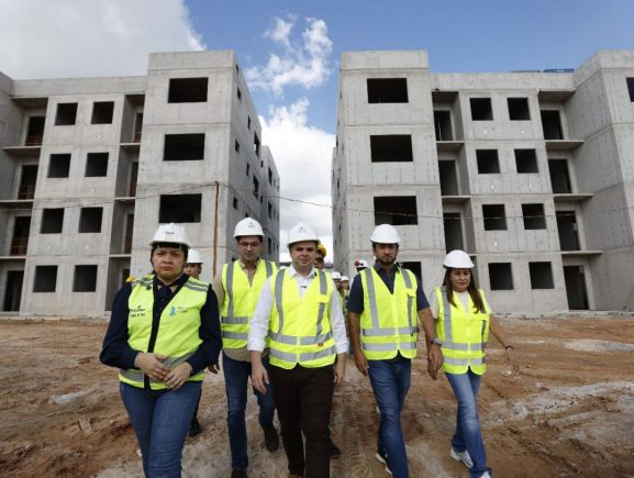 Amazonas Meu Lar: governador interino Roberto Cidade acompanha avanço das obras no Reside…